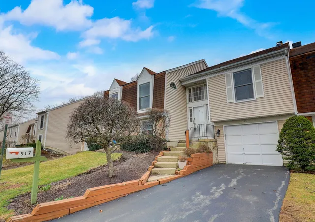 Photo 3 of Townhouse for sale at 917 Burgess Cir, Buffalo Grove, IL 60089 | MLS# 12741524 | Listing updated on 2026-09-23