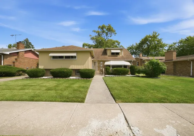 Photo 1 of Single family home for sale at 15531 Woodlawn E Ave, South Holland, IL 60473 | MLS# 12741851 | Listing updated on 2026-10-07