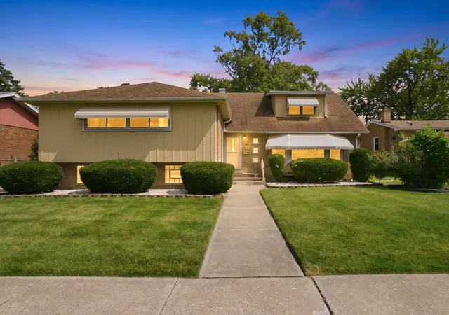 Photo 2 of Single family home for sale at 15531 Woodlawn E Ave, South Holland, IL 60473 | MLS# 12741851 | Listing updated on 2026-10-07