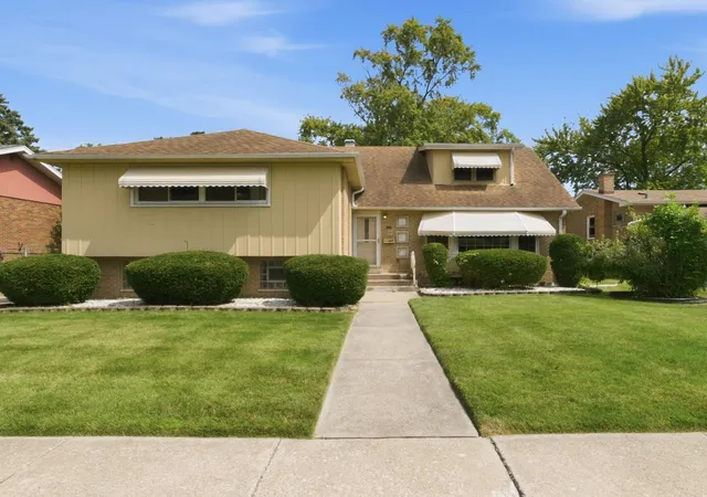 Photo 3 of Single family home for sale at 15531 Woodlawn E Ave, South Holland, IL 60473 | MLS# 12741851 | Listing updated on 2026-10-07