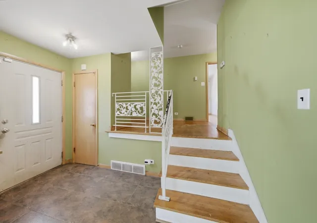 Photo 3 of Single family home for sale at 15531 Woodlawn E Ave, South Holland, IL 60473 | MLS# 12741851 | Listing updated on 2026-10-07