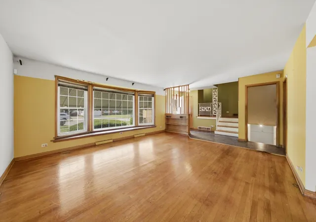Photo 4 of Single family home for sale at 15531 Woodlawn E Ave, South Holland, IL 60473 | MLS# 12741851 | Listing updated on 2026-10-07
