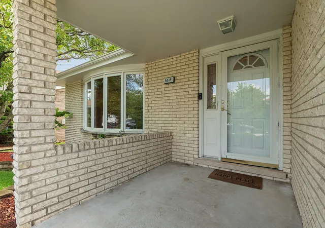 Photo 3 of Single family home for sale at 6619 Courtney Dr, Oak Forest, IL 60452 | MLS# 12741953 | Listing updated on 2026-09-10
