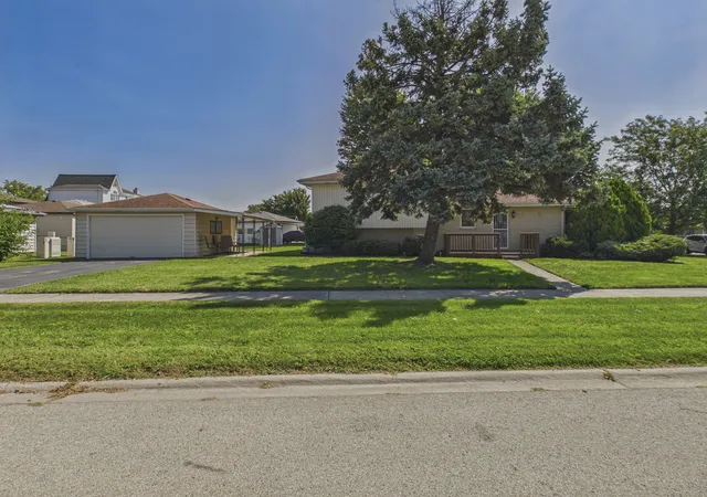 Photo 2 of Single family home for sale at 4158 W Prairie Dr, Alsip, IL 60803 | MLS# 12742667 | Listing updated on 2026-09-30