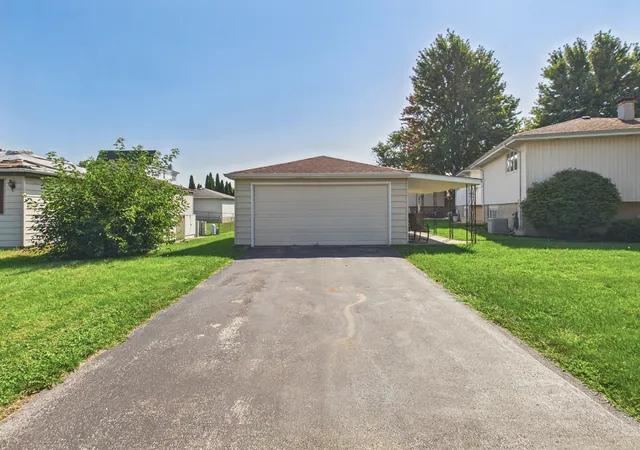 Photo 3 of Single family home for sale at 4158 W Prairie Dr, Alsip, IL 60803 | MLS# 12742667 | Listing updated on 2026-09-30