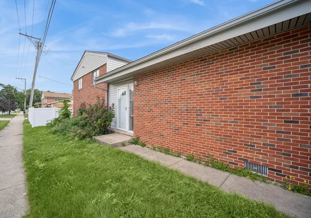 Photo 2 of Single family home for sale at 8560 W Clara Dr, Niles, IL 60714 | MLS# 12743105 | Listing updated on 2026-09-15