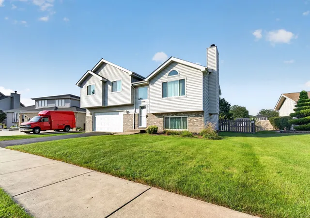 Photo 2 of Single family home for sale at 16654 W Sioux Dr, Lockport, IL 60441 | MLS# 12743157 | Listing updated on 2026-09-14