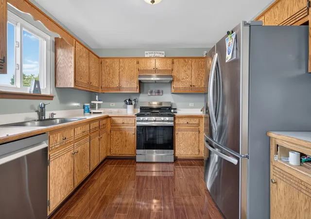 Photo 3 of Single family home for sale at 16654 W Sioux Dr, Lockport, IL 60441 | MLS# 12743157 | Listing updated on 2026-09-14