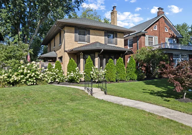 Photo 1 of Single family home for sale at 843 N Oak Park Ave, Oak Park, IL 60302 | MLS# 12743609 | Listing updated on 2026-09-13