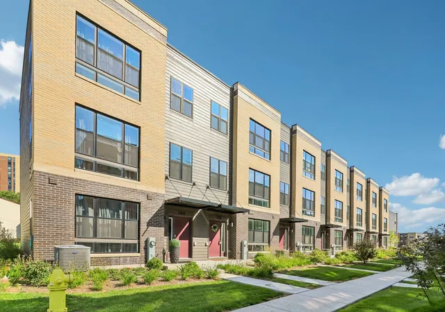 Townhouse for sale at 352 Summit Cir, Lombard, IL 60148 | MLS# 12744642