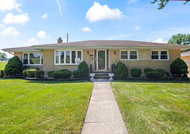 Photo 1 of Single family home for sale at 603 W Saint Aubin Dr, Addison, IL 60101 | MLS# 12744813 | Listing updated on 2026-09-11