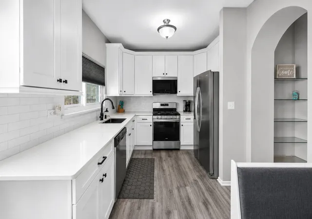 Listing Photo 2 - Condo for sale in building located at 2430 Courtyard Cir, Aurora, IL 60506 - Unit #5