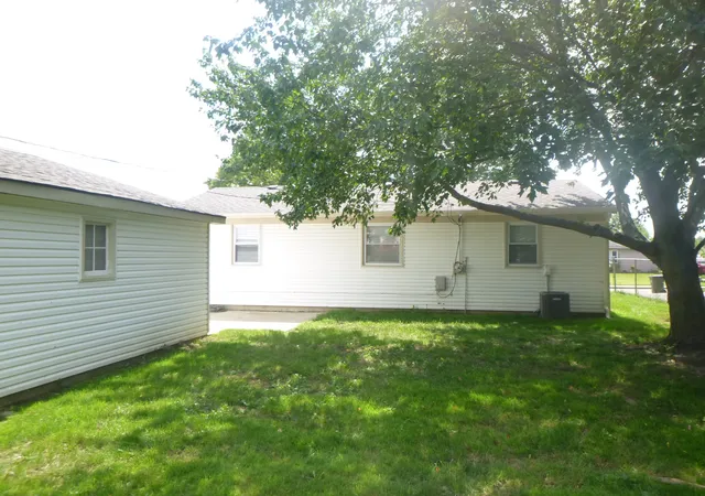Photo 4 of Sale Pending at 116 Del Rio Rd, Carpentersville, IL 60110 | MLS# 12745746 | Listing updated on 2026-09-10
