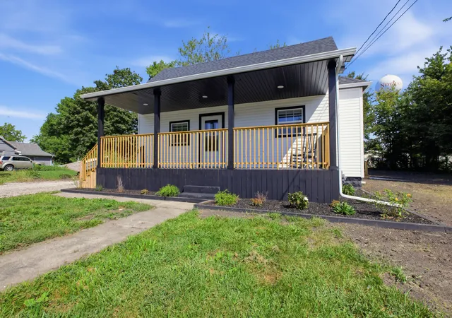 Photo 2 of Single family home for sale at 609 W Green St, Newman, IL 61942 | MLS# 12746256 | Listing updated on 2026-10-27