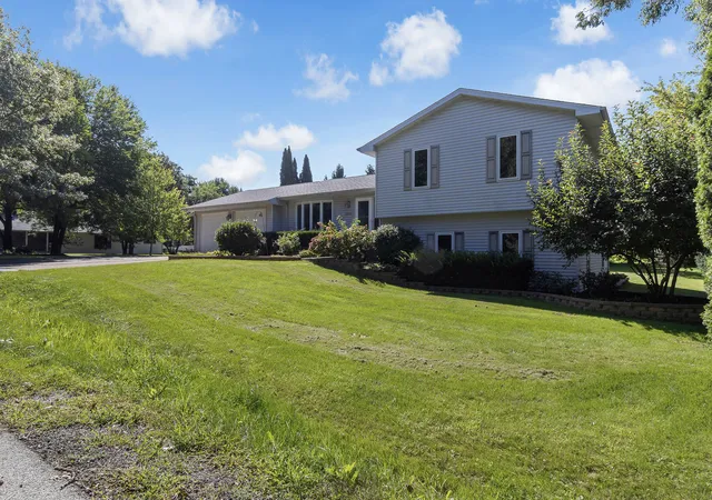 Photo 3 of Single family home for sale at 38604 N Magnolia Ave, Wadsworth, IL 60083 | MLS# 12746570 | Listing updated on 2026-09-21
