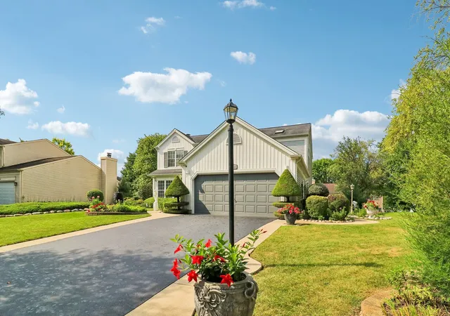 Photo 3 of Single family home for sale at 1360 Yosemite Pkwy, Algonquin, IL 60102 | MLS# 12747583 | Listing updated on 2026-09-10