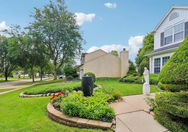 Photo 4 of Single family home for sale at 1360 Yosemite Pkwy, Algonquin, IL 60102 | MLS# 12747583 | Listing updated on 2026-09-10