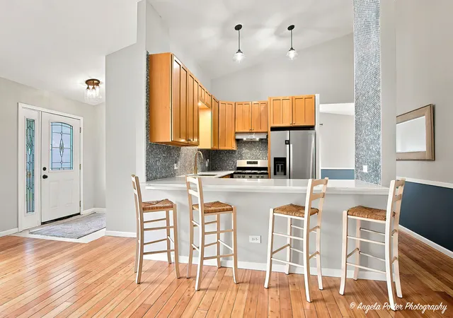 Photo 4 of House for sale at 205 Chaparral Cir, Elgin, IL 60120 | MLS# 12748141 | Listing updated on 2026-09-24