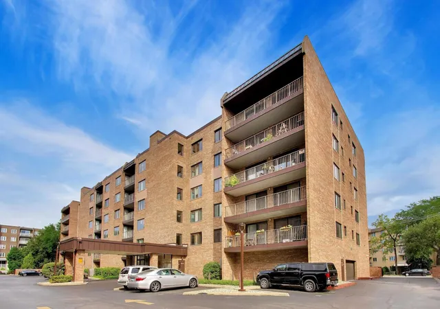 Listing Photo 5 - Condo for sale in building located at 901 Ctr St, Des Plaines, IL 60016 - Unit #403