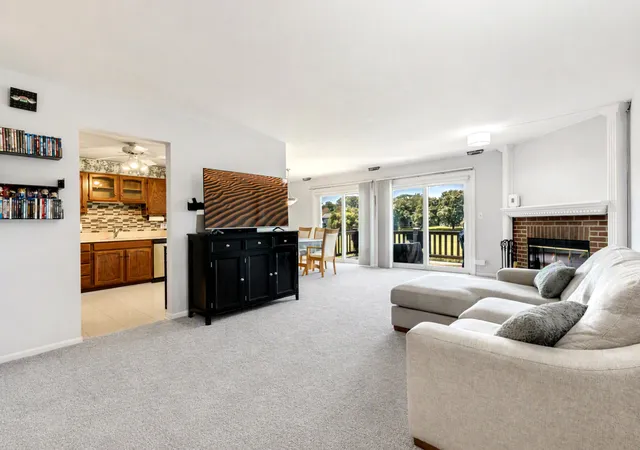 Listing Photo 4 - Condo for sale in building located at 2169 Sunderland Ct, Naperville, IL 60565 - Unit #201B
