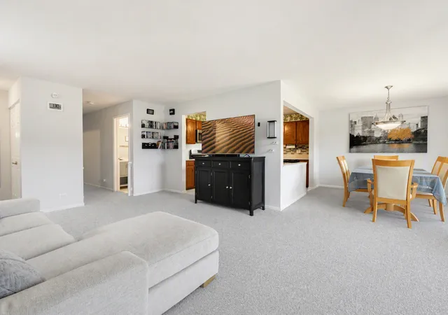 Listing Photo 5 - Condo for sale in building located at 2169 Sunderland Ct, Naperville, IL 60565 - Unit #201B