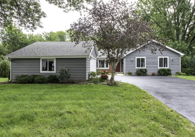 Photo 2 of Single family home for sale at 579 Phillips Cir, Antioch, IL 60002 | MLS# 12748299 | Listing updated on 2026-09-15