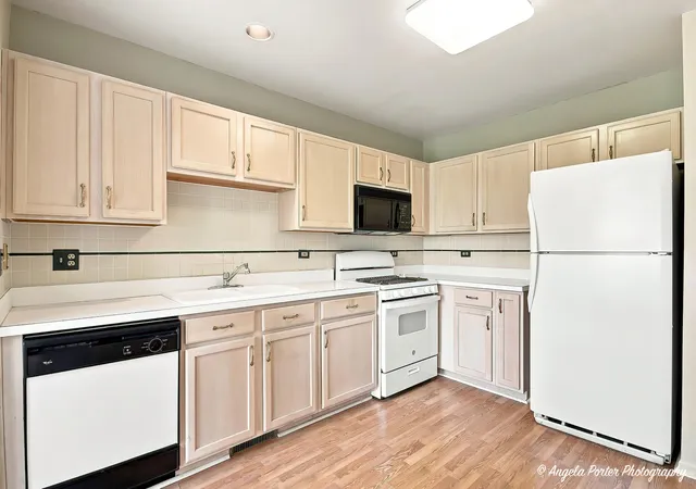 Listing Photo 4 - Condo for sale in building located at 16 Cloverdale Ct, Algonquin, IL 60102 - Unit #16