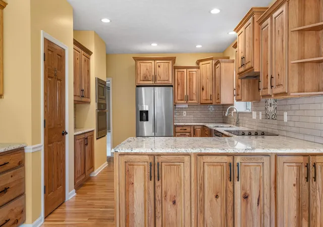 Photo 4 of Single family home for sale at 1385 Old Freeport Pl, Bettendorf, IA 52722 | MLS# 12748431 | Listing updated on 2026-10-21