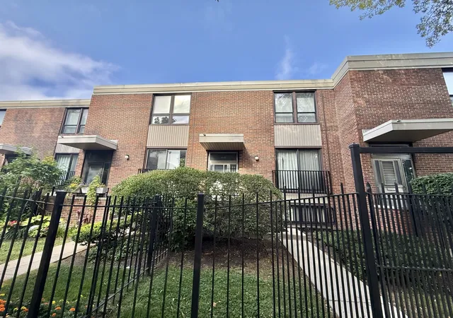 Photo 1 of Townhouse for sale at 816 S Laflin St, Chicago, IL 60607 | MLS# 12748995 | Listing updated on 2026-09-14