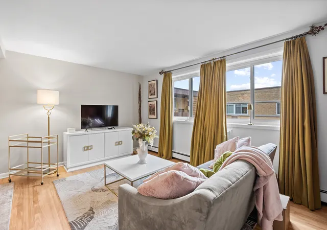 Listing Photo 4 - Condo for sale in building located at 1933 Harrison St, Evanston, IL 60201 - Unit #3B