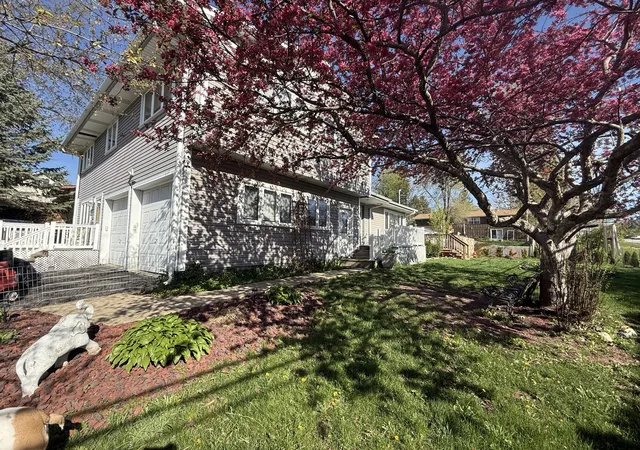 Photo 3 of Single family home for sale at 834 Shawnee Trl, Lake In The Hills, IL 60156 | MLS# 12749357 | Listing updated on 2026-10-06