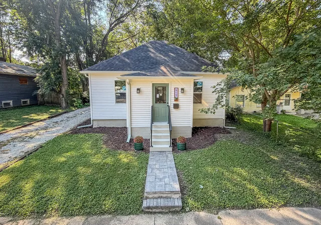 Photo 2 of Single family home for sale at 913 W Tremont St, Champaign, IL 61821 | MLS# 12749519 | Listing updated on 2026-09-11