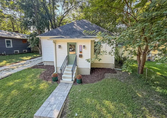 Photo 3 of Single family home for sale at 913 W Tremont St, Champaign, IL 61821 | MLS# 12749519 | Listing updated on 2026-09-11