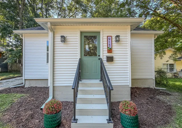 Photo 3 of Single family home for sale at 913 W Tremont St, Champaign, IL 61821 | MLS# 12749519 | Listing updated on 2026-09-11