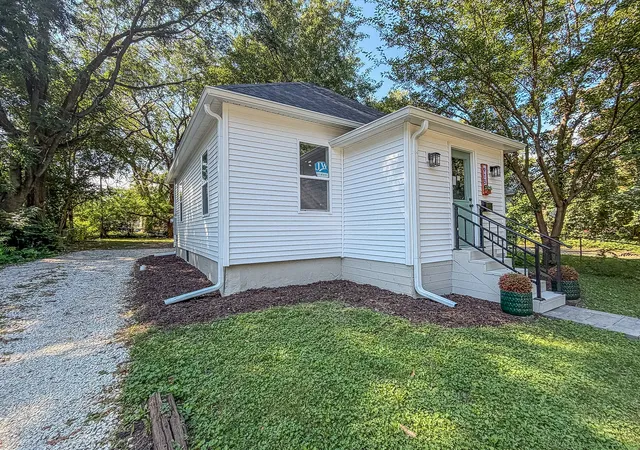 Photo 4 of Single family home for sale at 913 W Tremont St, Champaign, IL 61821 | MLS# 12749519 | Listing updated on 2026-09-11