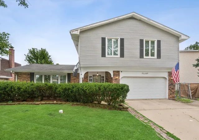 Photo 2 of Single family home for sale at 17w467 Portsmouth Dr, Darien, IL 60561 | MLS# 12749618 | Listing updated on 2026-09-09