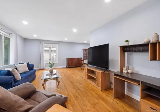 Photo 4 of Single family home for sale at 17w467 Portsmouth Dr, Darien, IL 60561 | MLS# 12749618 | Listing updated on 2026-09-09