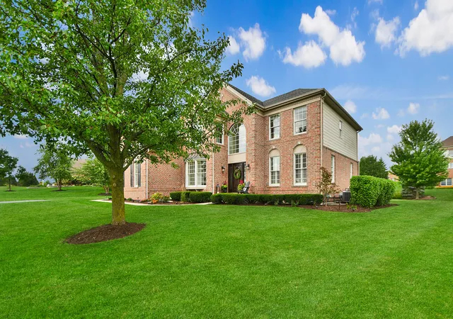 Photo 2 of Single family home for sale at 8 Prairie Landings Ct, Hawthorn Woods, IL 60047 | MLS# 12749670 | Listing updated on 2026-09-11