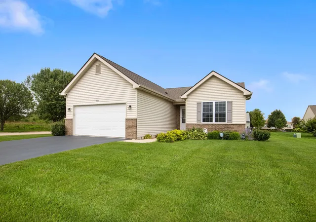 Photo 2 of Single family home for sale at 900 Jefferson Ave, Mc Henry, IL 60050 | MLS# 12749717 | Listing updated on 2026-10-06