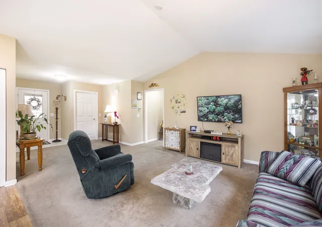 Photo 4 of Single family home for sale at 900 Jefferson Ave, Mc Henry, IL 60050 | MLS# 12749717 | Listing updated on 2026-10-06