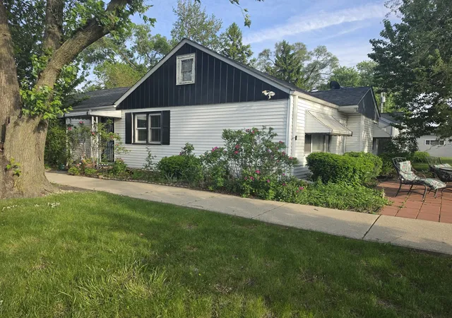 Photo 3 of Single family home for sale at 7601 Laramie Ave, Burbank, IL 60459 | MLS# 12749778 | Listing updated on 2026-09-24