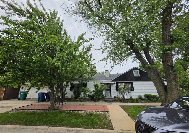 Photo 3 of Single family home for sale at 7601 Laramie Ave, Burbank, IL 60459 | MLS# 12749778 | Listing updated on 2026-09-24