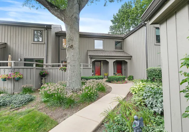 Photo 2 of Townhouse for sale at 404 Shoreline Rd #298, Lake Barrington, IL 60010 | MLS# 12749982 | Listing updated on 2026-09-26
