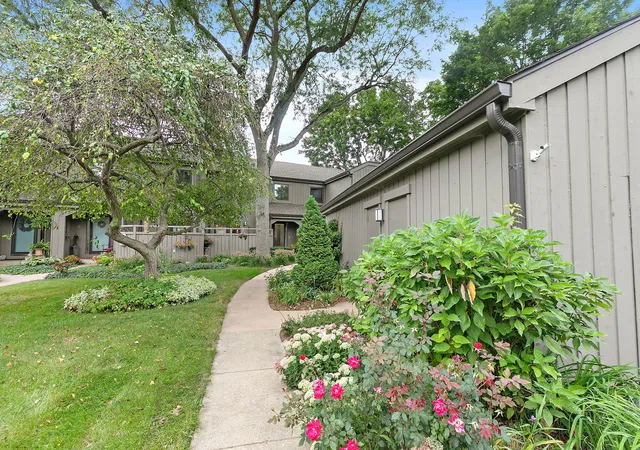 Photo 3 of Townhouse for sale at 404 Shoreline Rd #298, Lake Barrington, IL 60010 | MLS# 12749982 | Listing updated on 2026-09-26