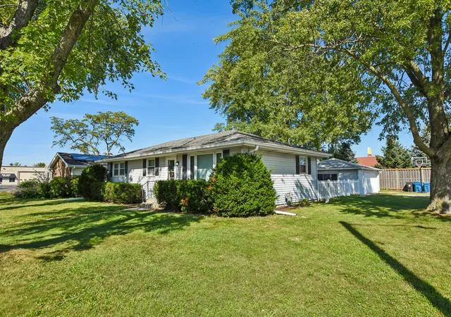 Photo 2 of Single family home for sale at 101 Newton Dr, Morris, IL 60450 | MLS# 12749988 | Listing updated on 2026-09-15