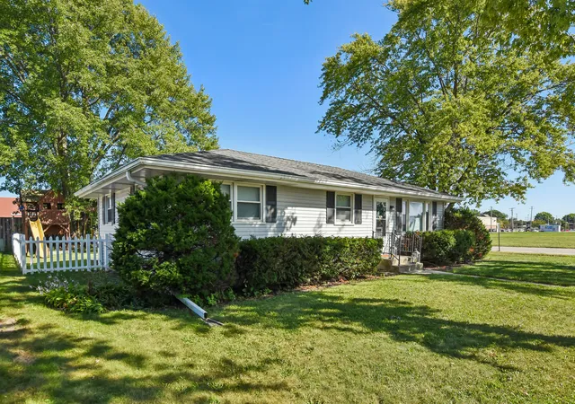 Photo 3 of Single family home for sale at 101 Newton Dr, Morris, IL 60450 | MLS# 12749988 | Listing updated on 2026-09-15