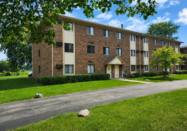 Photo 1 of Condo for sale at 4 Parkside Ct #3, Vernon Hills, IL 60061 | MLS# 12750410 | Listing updated on 2026-10-06