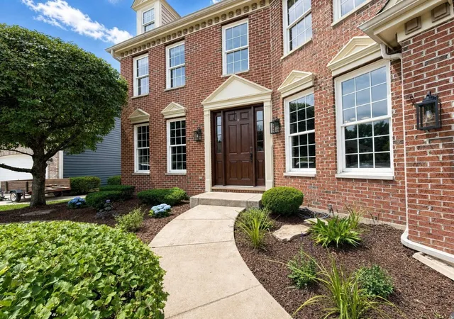 Photo 2 of Single family home for sale at 376 Amy Ct, Glen Ellyn, IL 60137 | MLS# 12750447 | Listing updated on 2026-09-15
