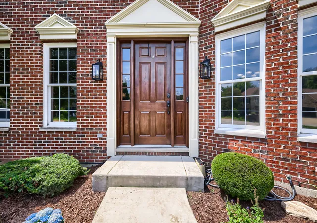Photo 3 of Single family home for sale at 376 Amy Ct, Glen Ellyn, IL 60137 | MLS# 12750447 | Listing updated on 2026-09-15