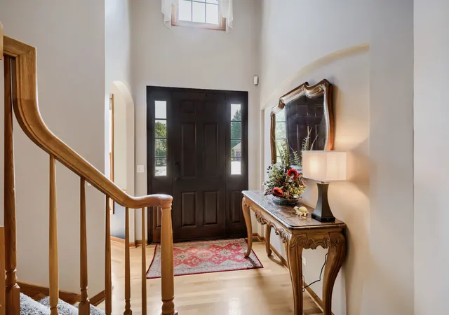 Photo 3 of Single family home for sale at 376 Amy Ct, Glen Ellyn, IL 60137 | MLS# 12750447 | Listing updated on 2026-09-15